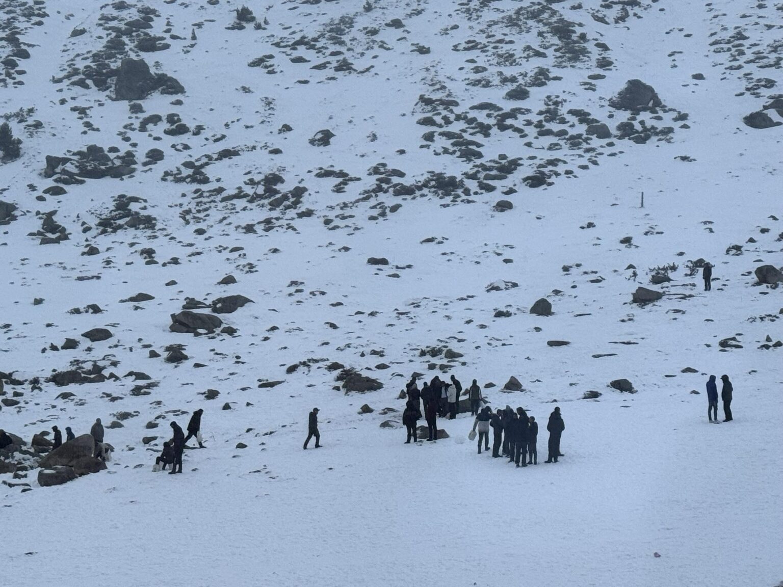 クラム・アル・パス：「観光客よりも人身売買業者が多く、レジャーよりも恐怖が多く、規制よりも不処罰が多い」