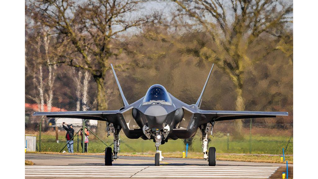 警報後にフォルケル戦闘機が離陸