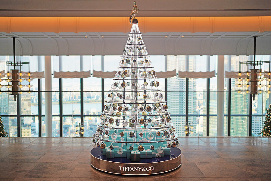 ホテル「ウォルドーフ・アストリア大阪」29階にある、「ティファニー」とコラボレーションしたクリスマスツリー（11月20日／Lmaga.jp撮影）