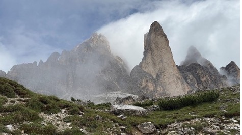 【写真5】トレチーメ（Tre Cime）の切り立った山々（標高差500m）