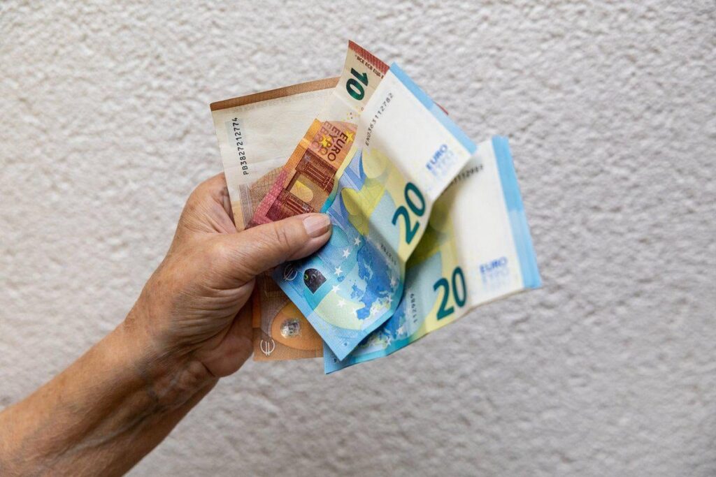 ヨーラフトメの教師: 住民は自治体にはお金がないと言われ、その後自治体職員の給与は増額される