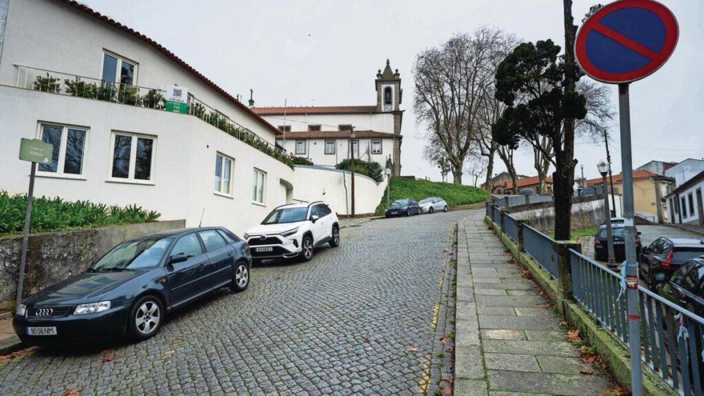 モンテネグロの息子のBMWが夕食中に強盗に遭い、コンピューターも奪われた