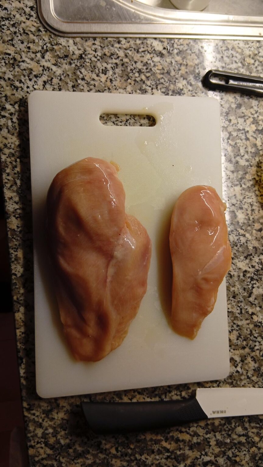 デナーでこの不気味なほど大きな鶏の胸肉を見つけました。これは普通のことではありませんよね？こちらも無印でした