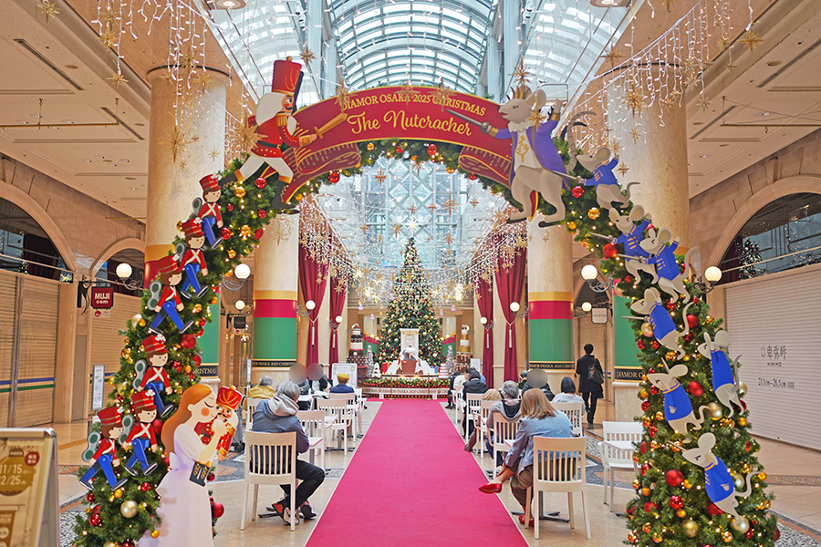 大阪・梅田の地下街「ディアモール大阪」。ツリーの前にはレッドカーペットが敷かれる（11月21日撮影／Lmaga.jp）