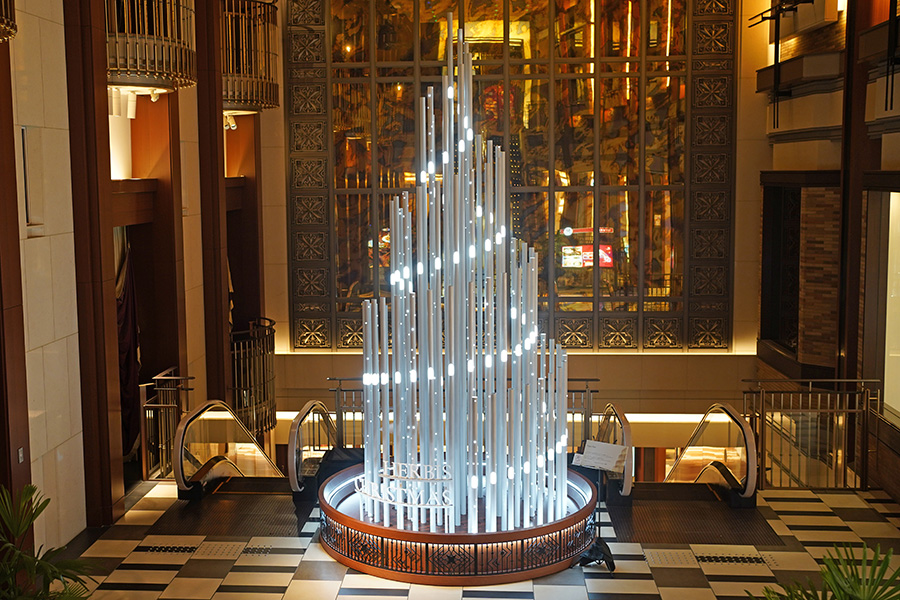 大阪・梅田の商業施設「ハービスPLAZA ENT」クリスマスツリーの様子（11月27日撮影／Lmaga.jp）