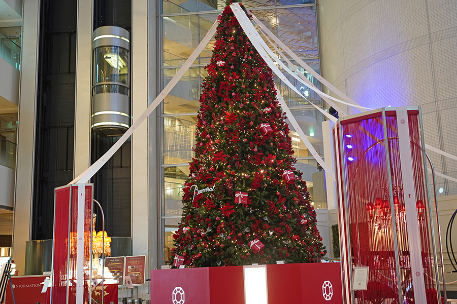 大阪・西梅田の商業施設「ヒルトンプラザ イースト」クリスマスツリーの様子（11月27日撮影／Lmaga.jp）