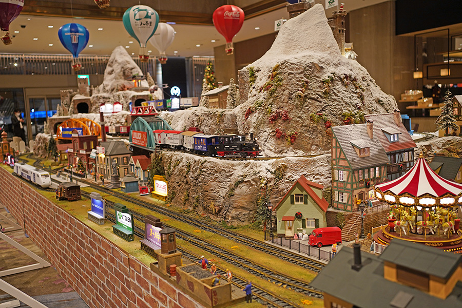 大阪・西梅田のホテル「ヒルトン大阪」クリスマス装飾の様子（11月27日撮影／Lmaga.jp）