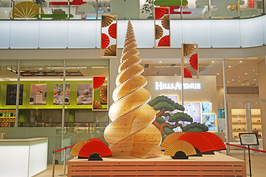 大阪・梅田の商業施設「KITTE大阪」クリスマスツリーの様子（11月21日撮影／Lmaga.jp）