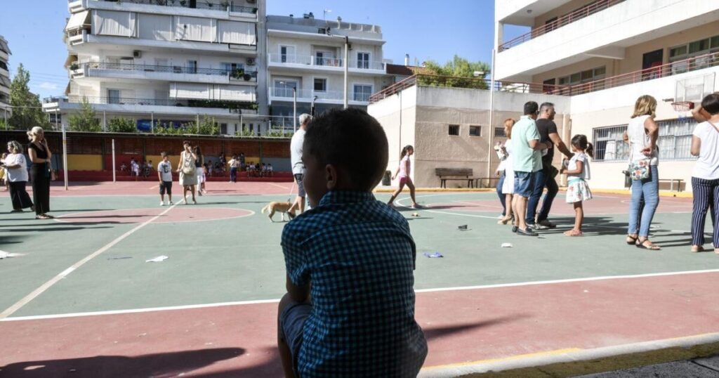 ルートラキ氏：6歳児の教師は訴えを主張 - 「彼は彼女の胸を殴った。エロティックな気分だった」と彼女の弁護士は語る
