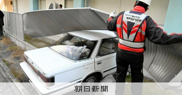 アクセル踏みすぎたか 車が高校のフェンスを突き破る けが人なし 岡山市中区