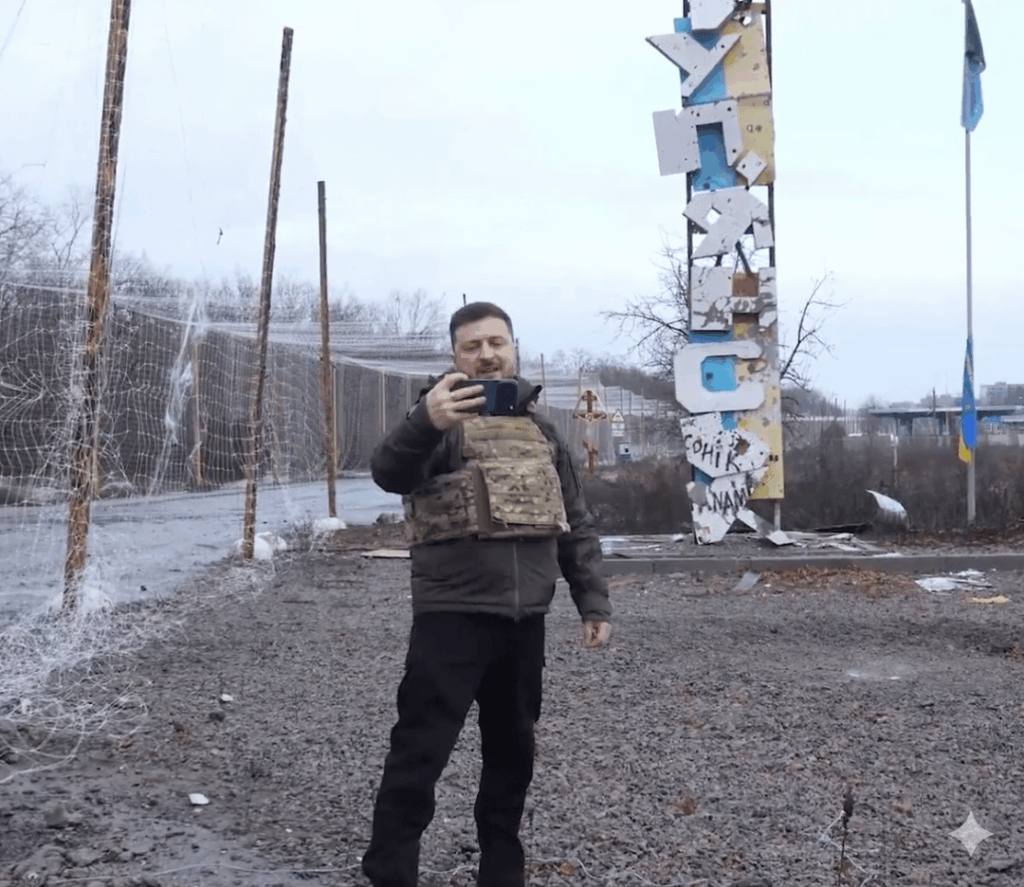 ロシアが自国の兵士に囲まれたと主張した後、クピアンスク市で自撮りするゼレンスキー氏