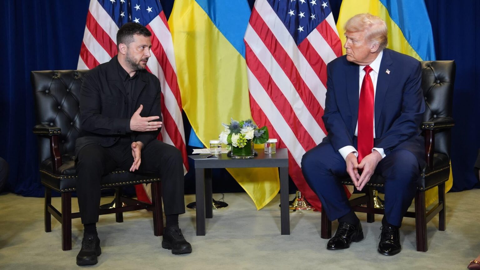 ドナルド・トランプ大統領の特使は、不特定の米国の安全保障と引き換えにウクライナに領土喪失の受け入れを求める和平協定案に応じるために、ヴォロディミル・ゼレンスキー氏に数日の猶予を与えた。