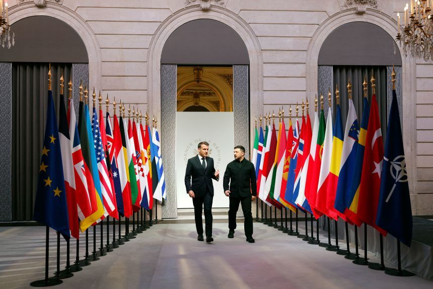 有志連合の会合に出席するマクロン大統領とゼレンスキー大統領/Yoan Valat/Pool/AFP/Getty Images