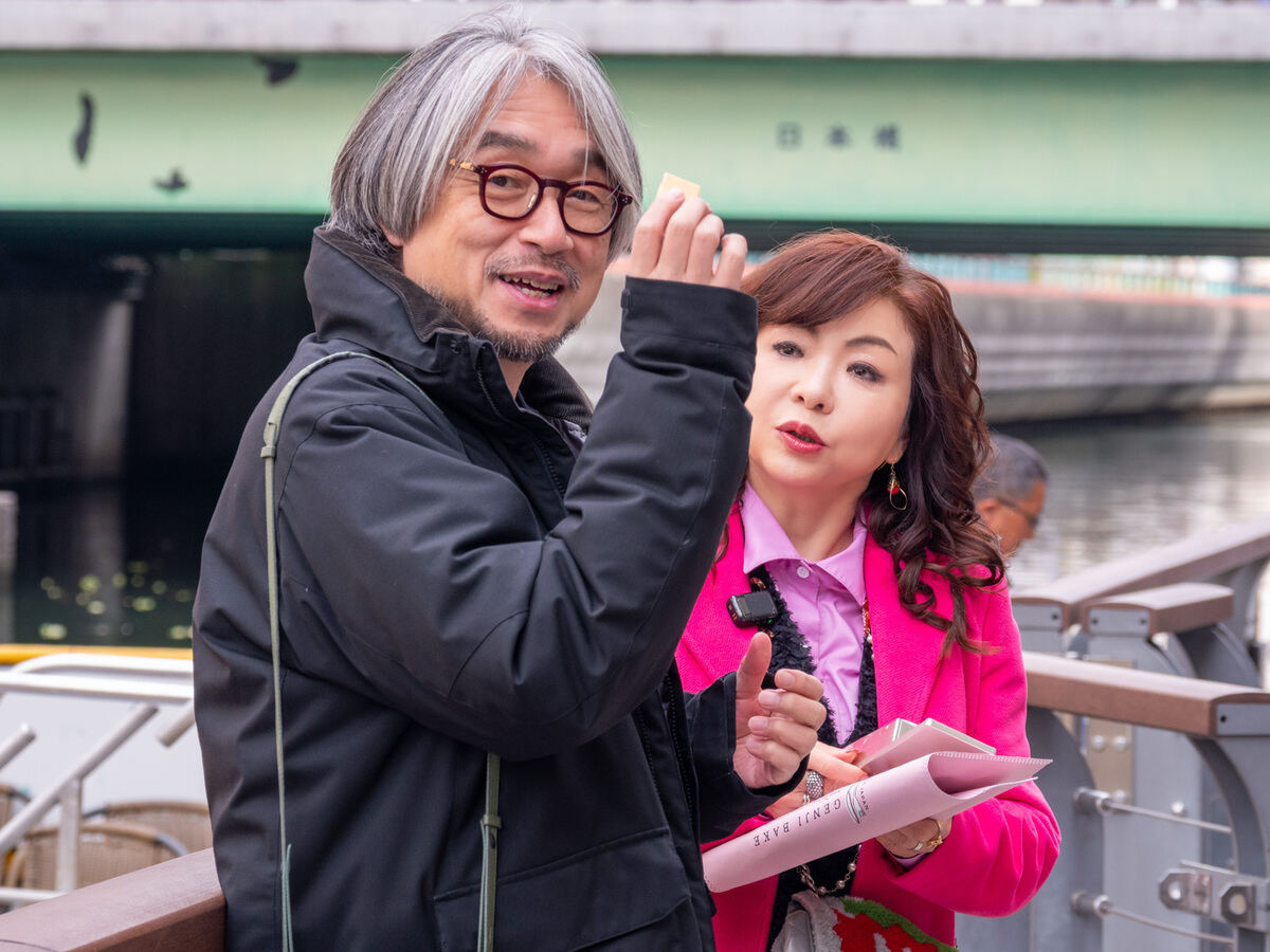 レーズンバターサンドを手に嬉しそうな小山さん