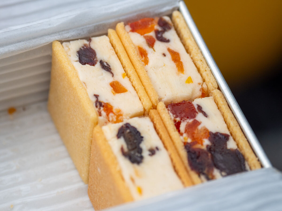 モモコさんの手土産、レーズンバターサンド