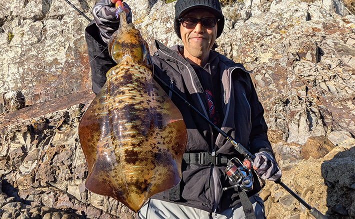 地磯のデイエギングで良型アオリイカをキャッチ【和歌山・南紀】深場狙いが奏功 | TSURINEWS 地磯のデイエギングで良型アオリイカをキャッチ【和歌山・南紀】深場狙いが奏功