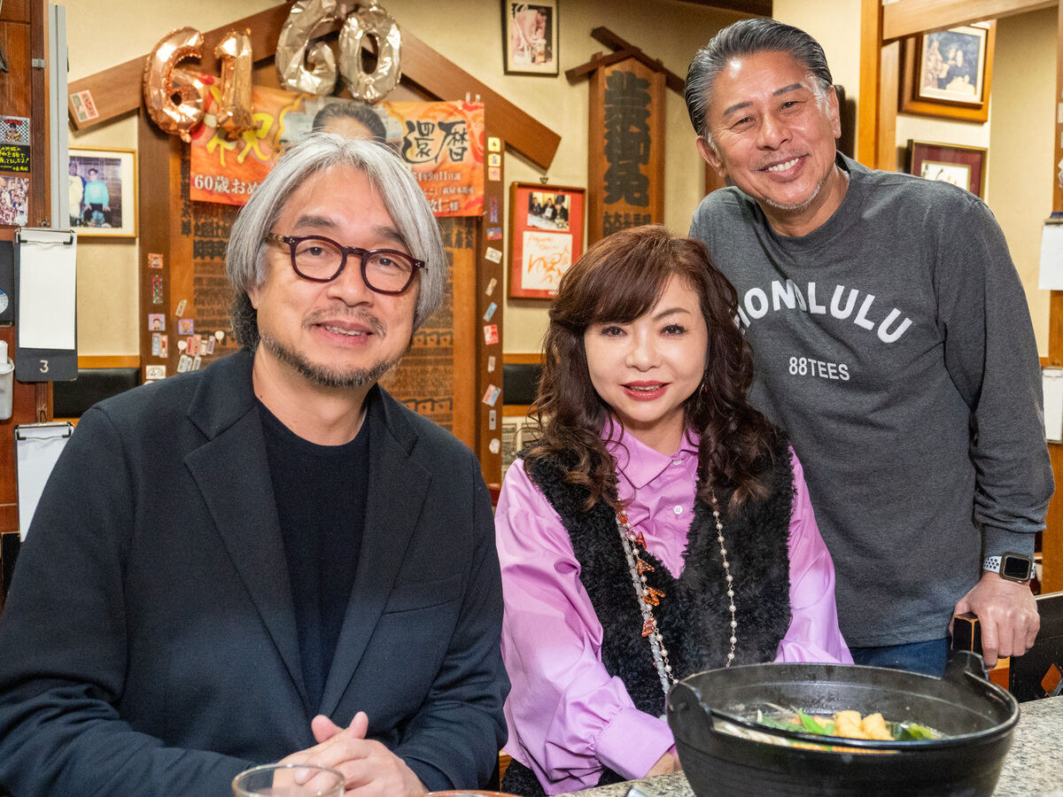 「ザ・ちゃんこ 萩屋本場所」の店主・小林政仁さんと小山さん、モモコさん