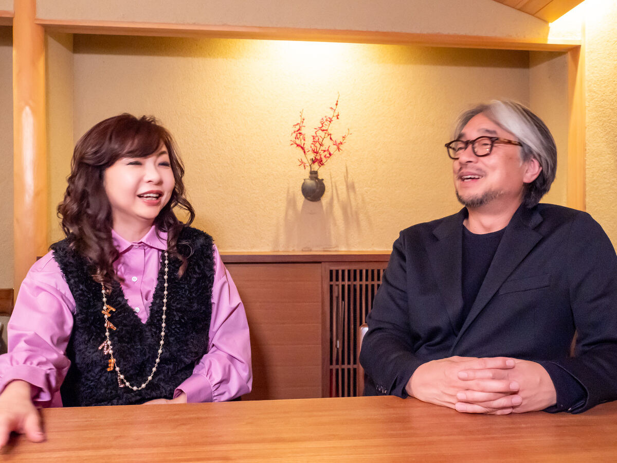 インタビュー中の小山さんとモモコさん