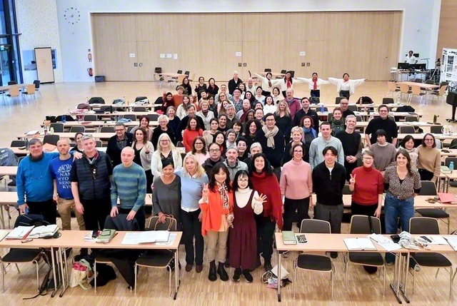 御書根本の道を歩むドイツ・中央方面の友。研修会では質疑応答や代表による活動体験の発表も行われた（フランクフルト池田平和文化会館で）