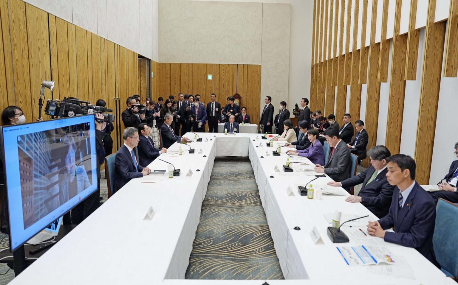 26年度の財政赤字8千億円 巨額補正で黒字予想から一転 ― 25年8月時点で3兆6千億円の黒字を見込んでいた