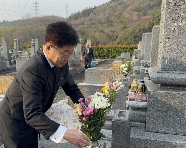 森友文書開示の道を開いた加藤勝信前財務相が自死職員の墓参り 大臣経験者では初めて ― 次は高市首相と片山財務相の「森友再調査」