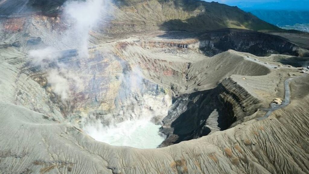 阿蘇山で不明ヘリの機体発見、火口付近　台湾人客ら3人搭乗、スマホ「衝突検知」が通報の端緒に | 梅木奈実 | ニュース