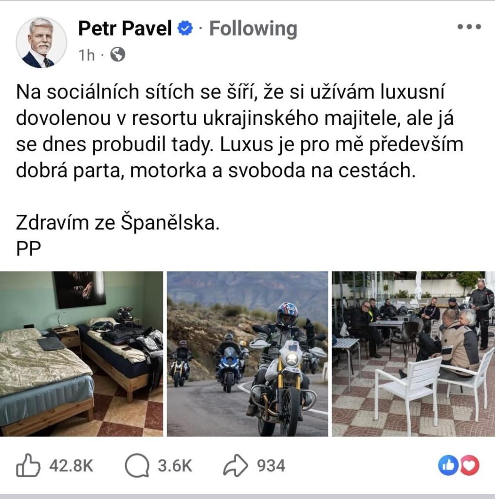 あの猿たちはもう何をしがみつけばいいのか分かりません。しかし、誰が犬を殴りたいですか...