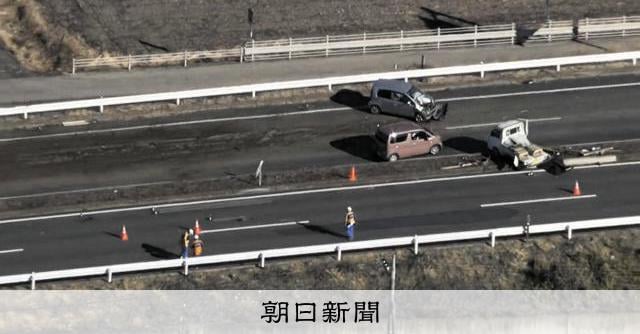 栃木の国道でトラックから茶葉が飛散 11台が絡む事故、1人死亡