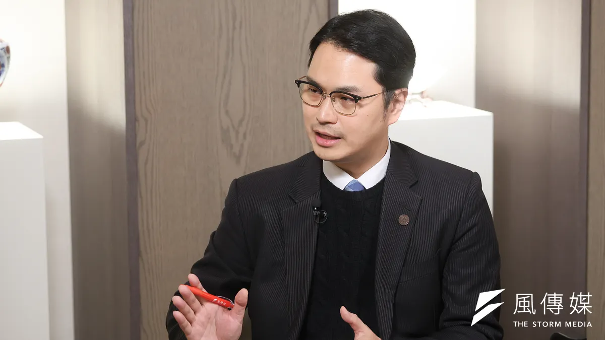 淡江大学戦略研究所の馬準威助理教授は、風傳媒の番組『下班国際線』にて、中国が2025年末に実施した軍事演習に言及した。馬氏は、演習の目的が台湾側の反応や周辺データの収集だけでなく、中国が台湾を封鎖し、外部の米軍や日本軍の介入を阻止できるというメッセージを伝える狙いがあったと述べた。（写真/陳品佑撮影）