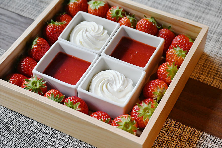 「ウェルカムボックス」（写真は4人分の盛り付け例）フレッシュクリーム、いちごソースにディップする楽しみ方も