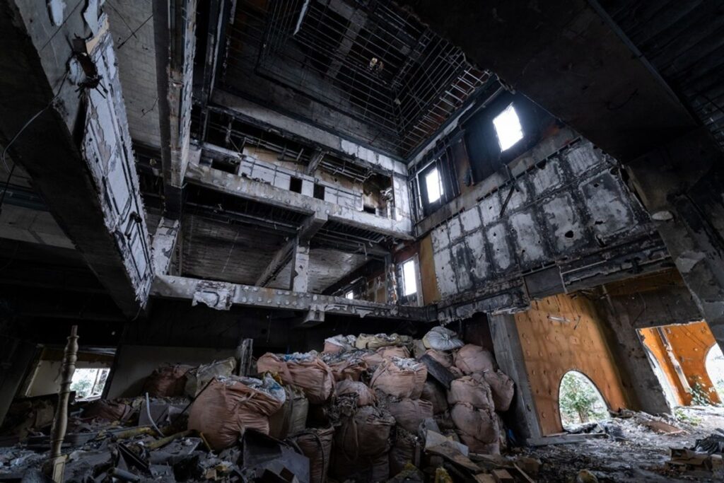 “ロシア村”って知ってる？映画『ヒグマ!!』が撮影されたテーマパーク跡地に廃墟写真家と共に潜入してきた…！｜最新の映画ニュースならMOVIE WALKER PRESS