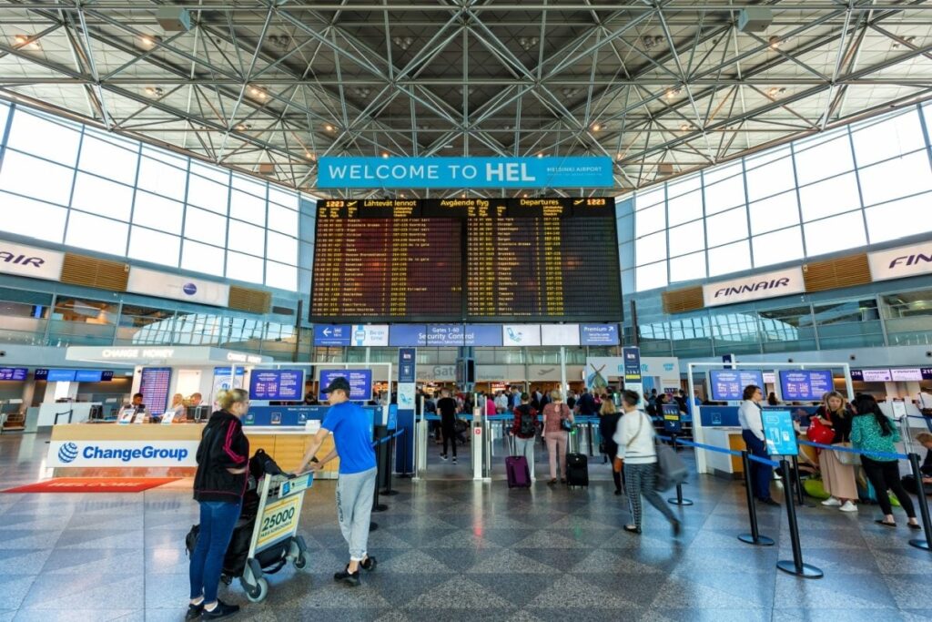 飛行機でフィンランドを訪れた「客室乗務員」　空港で起きたまさかの事態が話題「ヨーロッパの冬に…」 | LIMO | くらしとお金の経済メディア