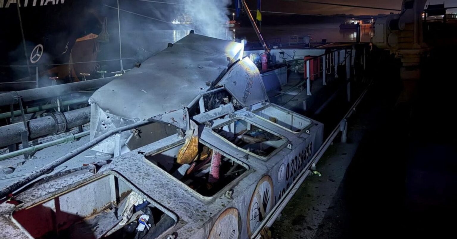 オデーサ港湾施設にロシアの攻撃、民間船舶に被害=ウクライナ副首相 | ロイター オデーサ港湾施設にロシアの攻撃、民間船舶に被害=ウクライナ副首相 | ロイター