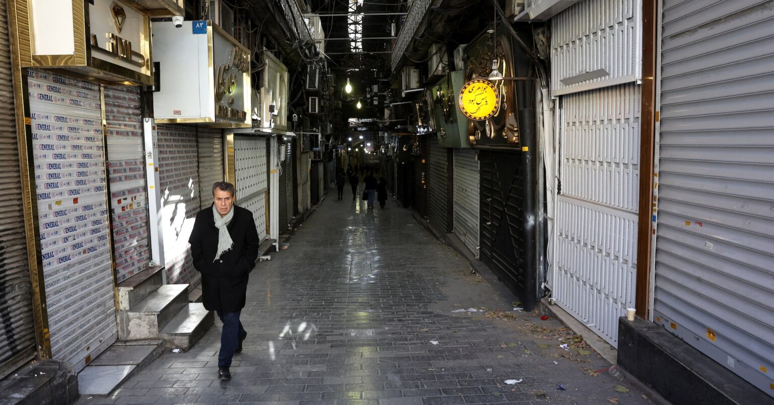 イランで大規模デモ、景気低迷への抗議で死者も　トランプ氏介入示唆 | ロイター