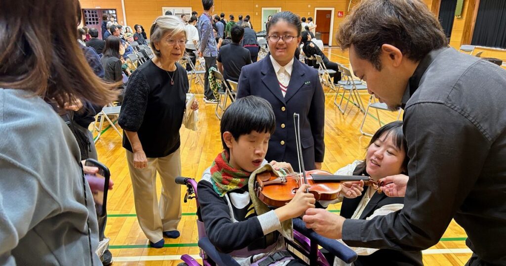 弦楽器、聞いて体験して　南風原・沖縄盲学校　日本フィル　児童生徒に四重奏披露