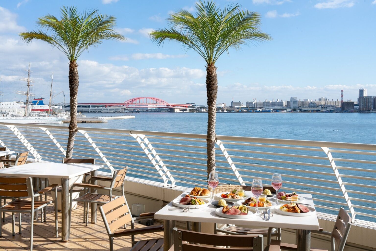 【神戸メリケンパークオリエンタルホテル】海を望むテラスで旬の『いちご』と『ロゼスパークリング』を楽しむ春ランチ“Seaside Spring Terrace” | 株式会社ホテルマネージメントジャパンのプレスリリース