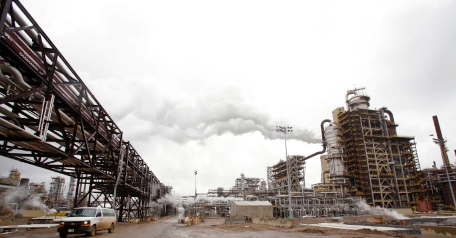 カナダ首相、国産原油はベネズエラ増産でも競争力維持と予想 | ロイター