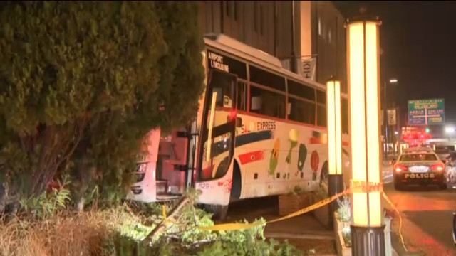 【速報】関空発のバスが歩道に乗り上げ建物に衝突 バスには14人の乗客 運転手とあわせ5人を搬送 神戸・中央区(ABC NEWS 関西ニュース)|dメニューニュース(NTTドコモ) 【速報】関空発のバスが歩道に乗り上げ建物に衝突 バスには14人の乗客 運転手とあわせ5人を搬送 神戸・中央区