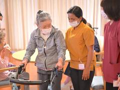 「10兆円市場」に挑むSOMPOケアのインド人材戦略…15年後に57万人不足。外国人介護士が日本の救世主に | Business Insider Japan