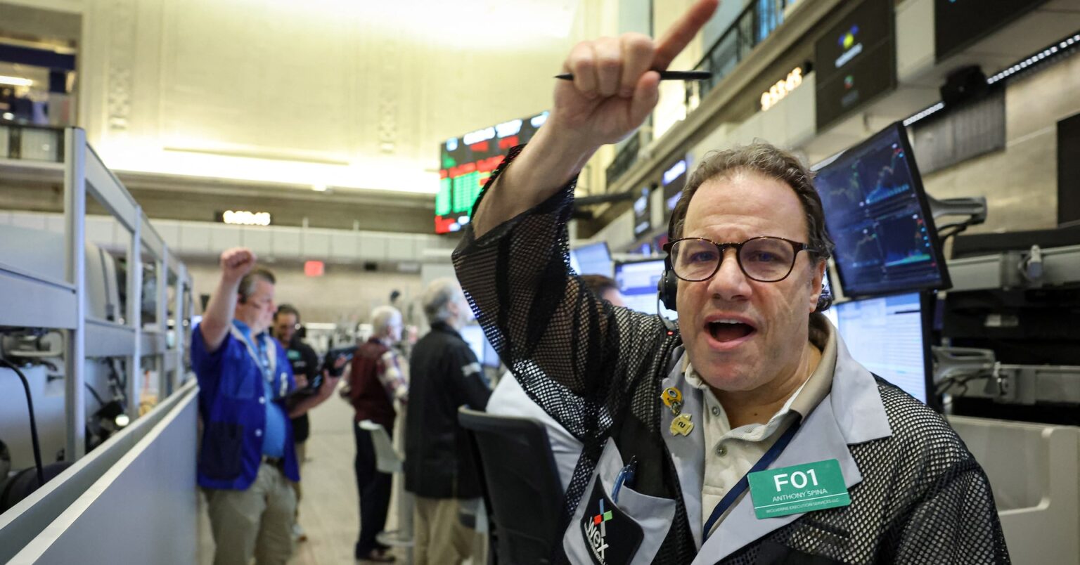 米国株式市場＝Ｓ＆Ｐ５００反落、金融株に売り　ＡＩ関連は高い | ロイター