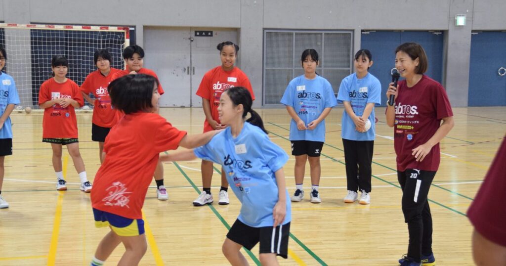 元日本代表が技伝授　宜野湾、ハンドの池原さん