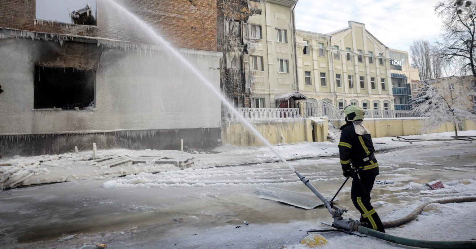 ウクライナに激しいミサイル攻撃、4人死亡・多数負傷　首都で停電 | ロイター