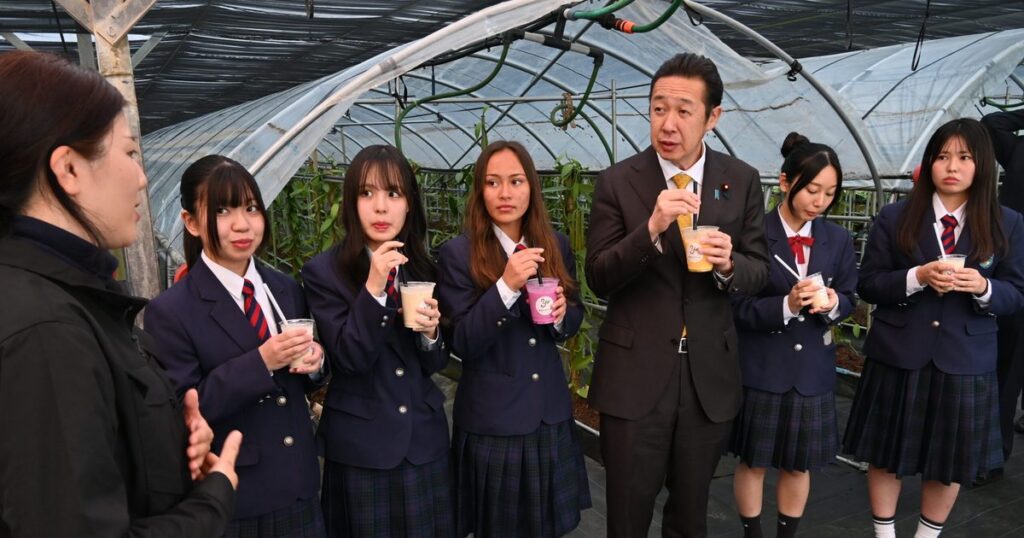 沖縄担当相来県　バニラ農園視察　球陽高生と交流も