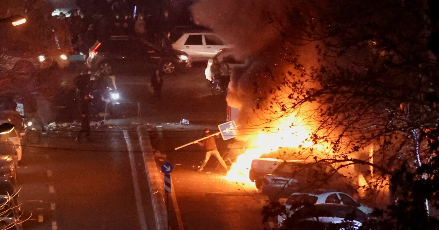 トランプ氏、イラン国民にデモ継続呼びかけ　死者2000人に | ロイター