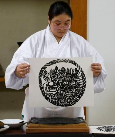 節分前に「鬼面札」作り　厄除け、和歌山・那智勝浦