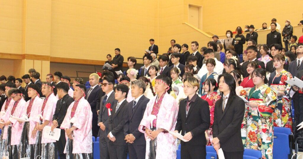 本部町で二十歳の集い　９５人参加、ペルーの研修生も