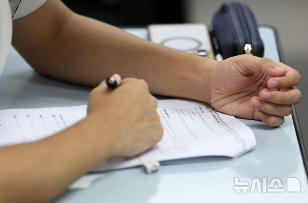 韓国・一般高校生の47%「6時間も眠れない」…30.5%が「自殺考えたことがある」という深刻さ 写真枚 国際ニュース:AFPBB News 韓国・一般高校生の47%「6時間も眠れない」…30.5%が「自殺考えたことがある」という深刻さ 写真枚 国際ニュース:AFPBB News