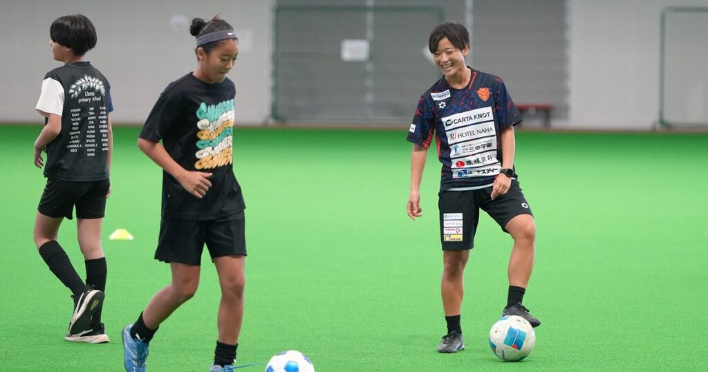 ドリブルやパス　基礎技術伝授　宮古でサッカー教室ＦＣ琉球さくら