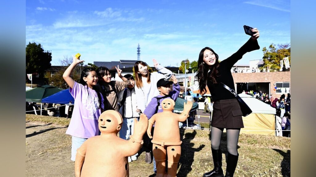 今城塚 古墳フェス はにコット 前方後円墳 「かわいくおしゃれ」埴輪「ポップ」ゆる～く楽しく愛でる : 読売新聞