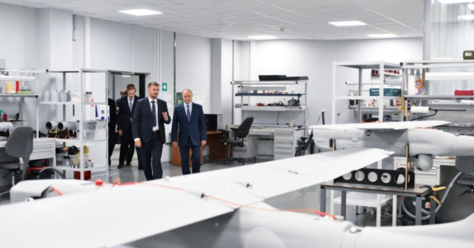 ロシア、ドローン生産の大幅増計画　和平に関心なし＝ウクライナ軍総司令官 | ロイター